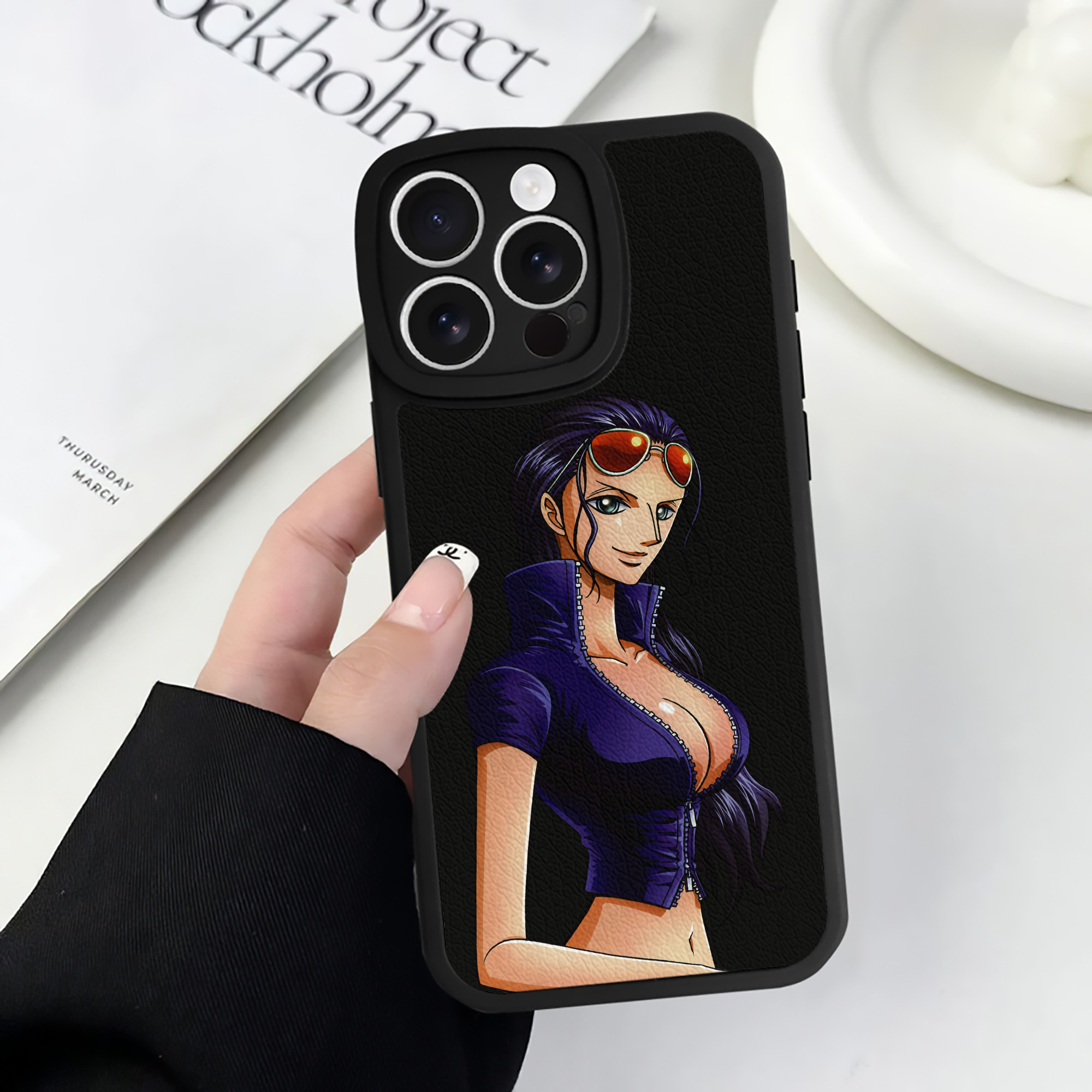 （画像用） ワンピース ニコ・ロビン ONE PIECE Nico Robin 【iPhone 16シリーズ対応】シリコンスマホケース（レザー調） 材質：シリコン